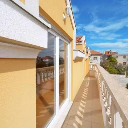 Bright Ka Tela With Balcony And Private Parking - Two Bedroom 아파트 *